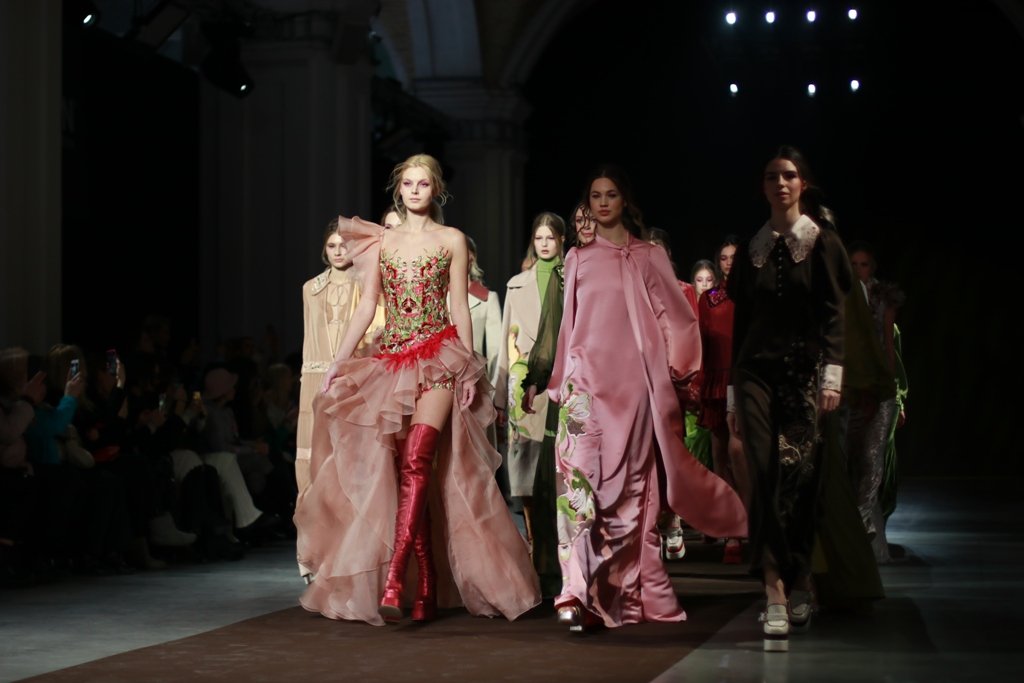 Синергия цвета и вышивка на бархате: как прошла презентация коллекции Iryna DIL на Ukrainian Fashion Week FW22-23 18