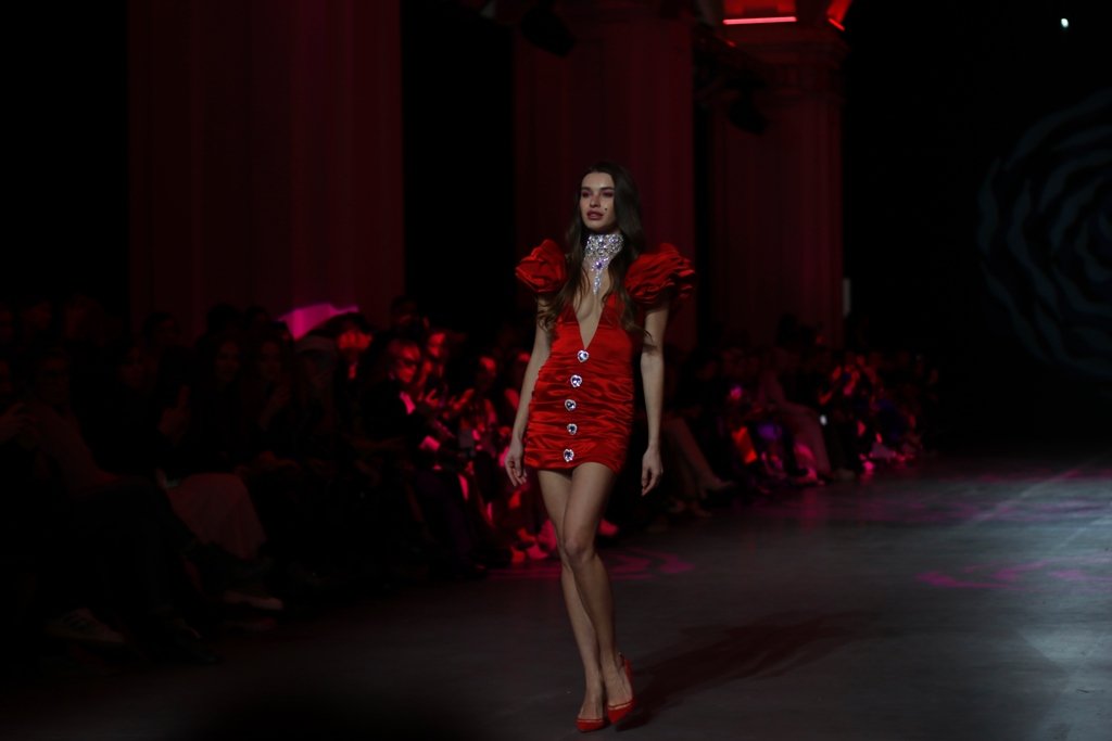 Пылает от чувства влюбленности: как прошла презентация коллекции Lallier на Ukrainian Fashion Week FW22-23 1