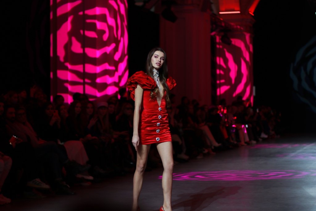 Пылает от чувства влюбленности: как прошла презентация коллекции Lallier на Ukrainian Fashion Week FW22-23 3