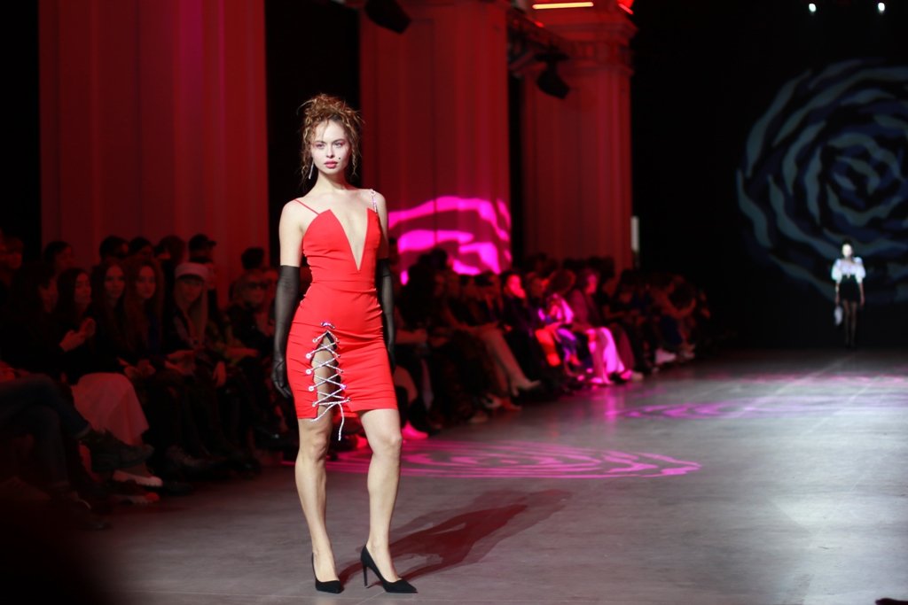 Пылает от чувства влюбленности: как прошла презентация коллекции Lallier на Ukrainian Fashion Week FW22-23 11