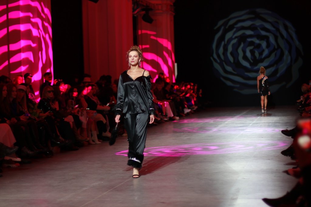 Пылает от чувства влюбленности: как прошла презентация коллекции Lallier на Ukrainian Fashion Week FW22-23 13