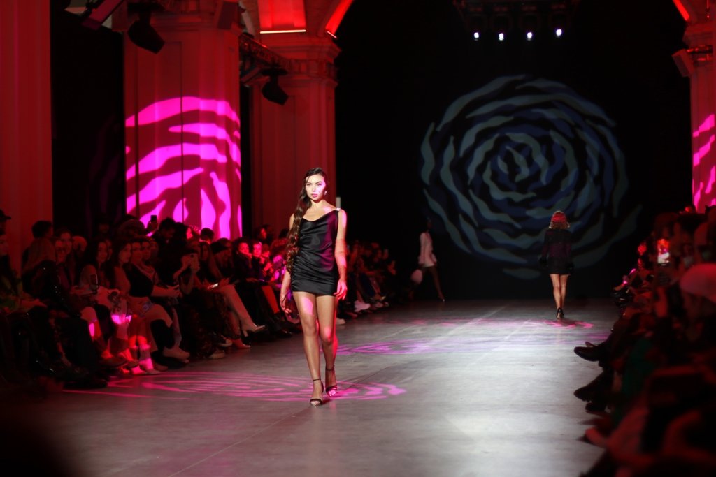 Пылает от чувства влюбленности: как прошла презентация коллекции Lallier на Ukrainian Fashion Week FW22-23 14