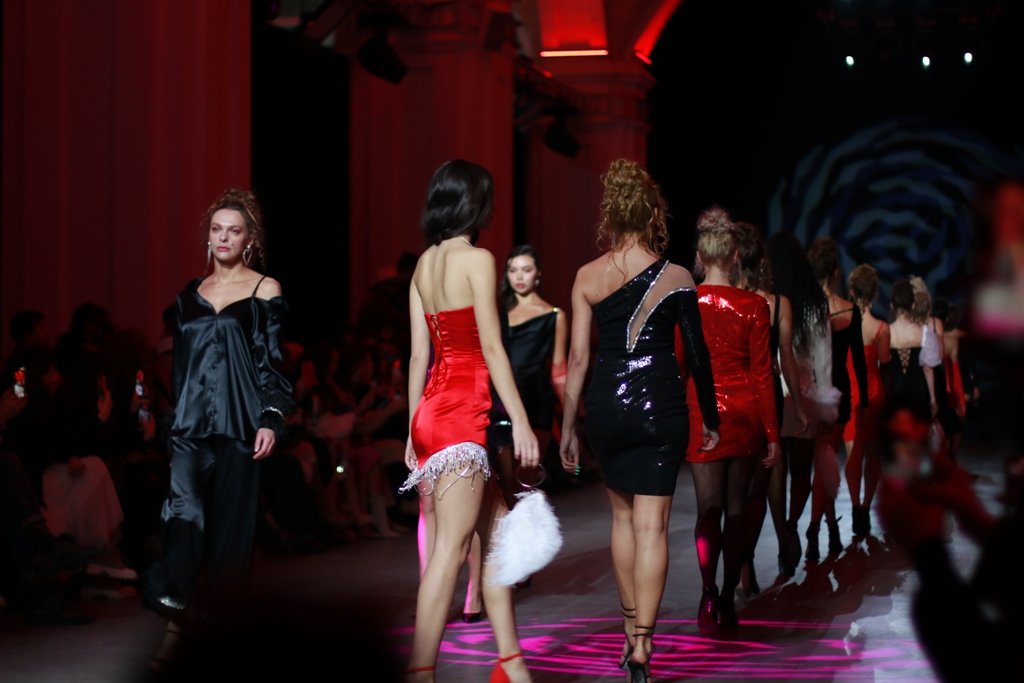 Пылает от чувства влюбленности: как прошла презентация коллекции Lallier на Ukrainian Fashion Week FW22-23 19