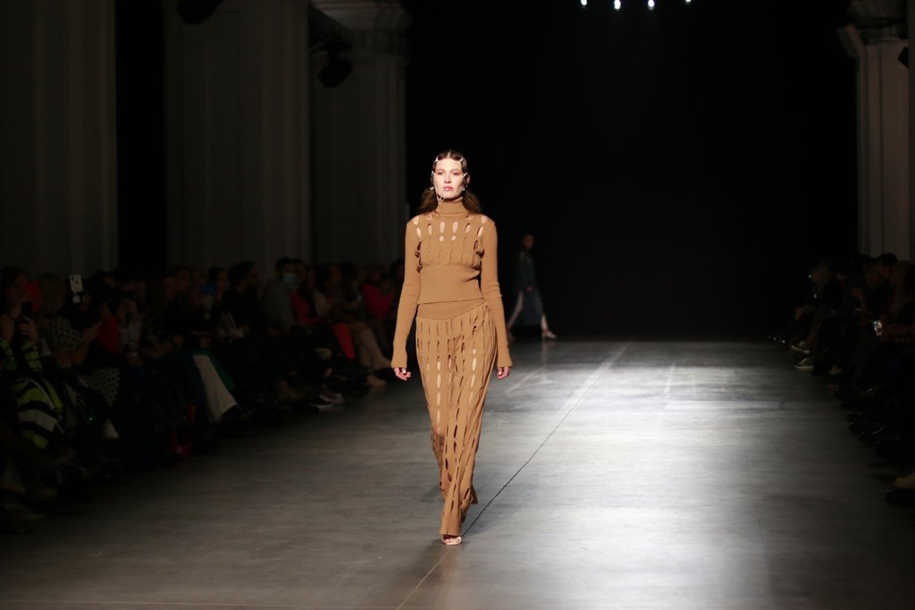 Женщина, способная остановить время: как прошел показ CHUPRINA на Ukrainian Fashion Week FW22-23 5