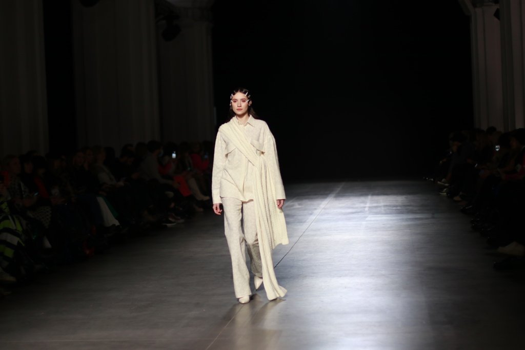 Женщина, способная остановить время: как прошел показ CHUPRINA на Ukrainian Fashion Week FW22-23 17