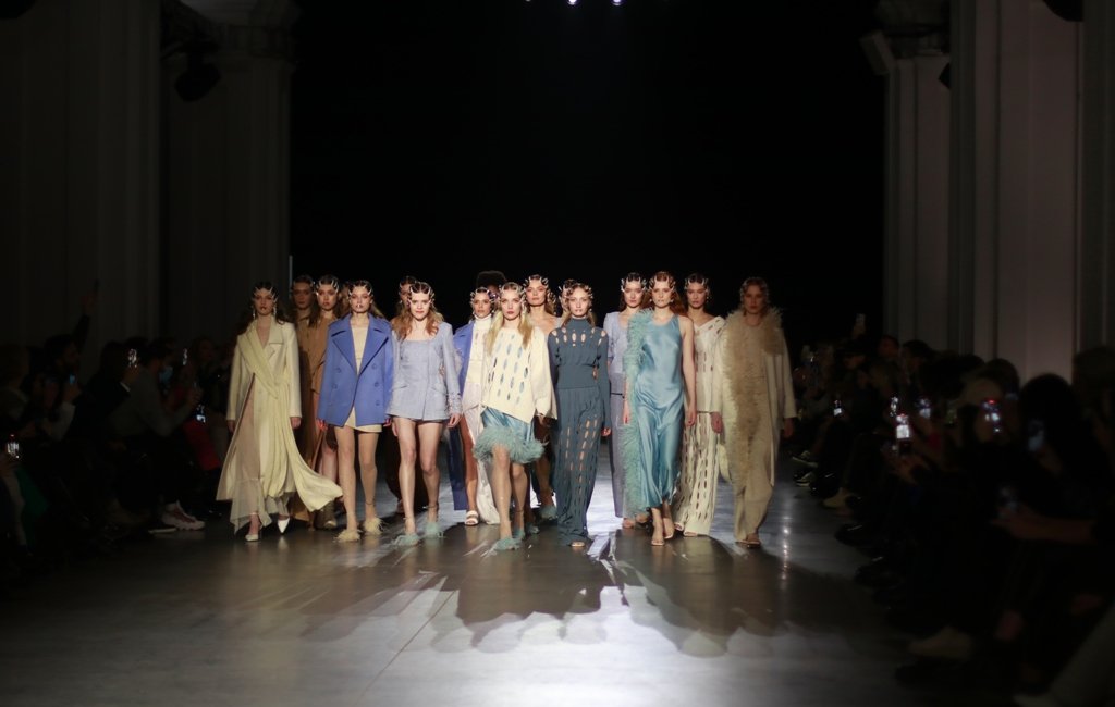 Женщина, способная остановить время: как прошел показ CHUPRINA на Ukrainian Fashion Week FW22-23 18