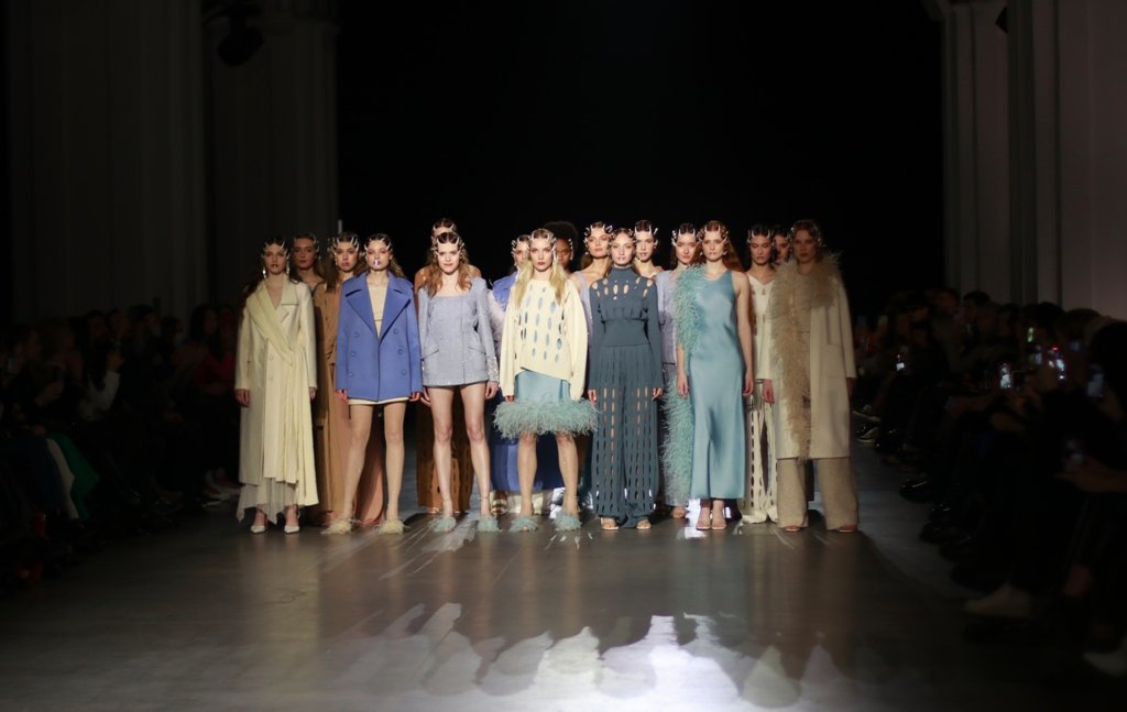 Женщина, способная остановить время: как прошел показ CHUPRINA на Ukrainian Fashion Week FW22-23 19