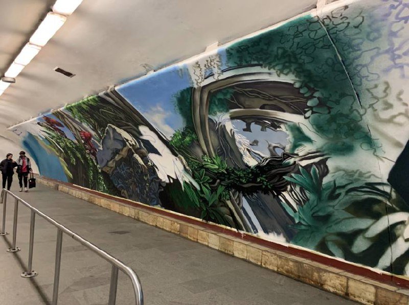 В Киеве между станциями метро "Крещатик" и "Майдан Независимости" появился новый мурал: что он значит 5