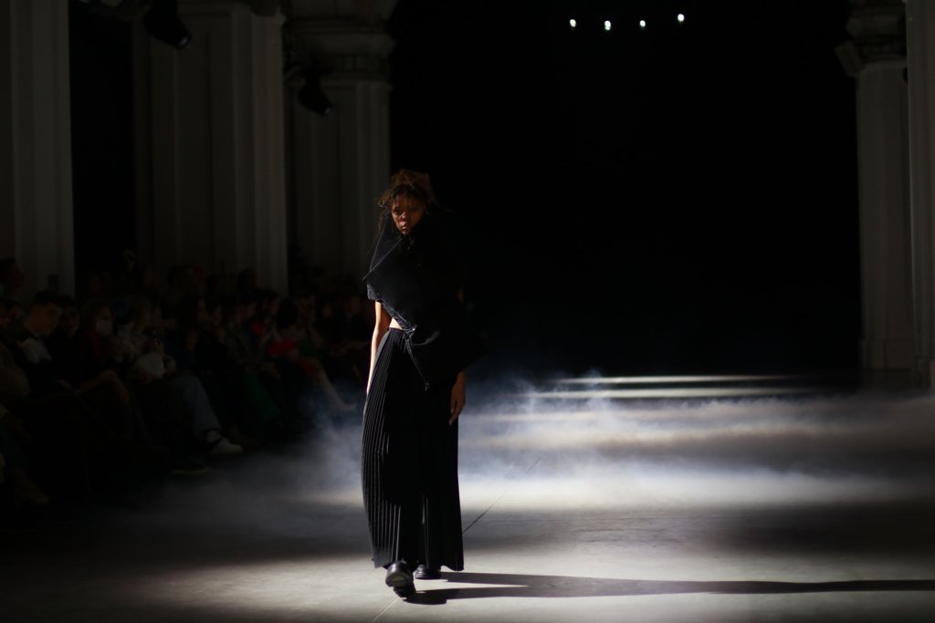 Дуальность и скрытые смыслы: бренд DZHUS устроил показ-перформанс на Ukrainian Fashion Week FW22-23 1