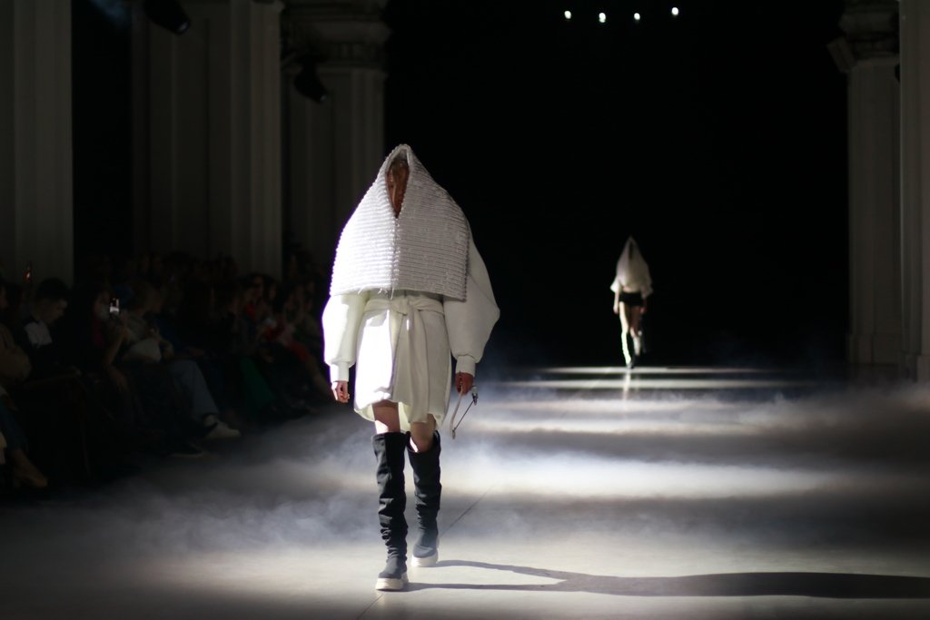 Дуальность и скрытые смыслы: бренд DZHUS устроил показ-перформанс на Ukrainian Fashion Week FW22-23 2