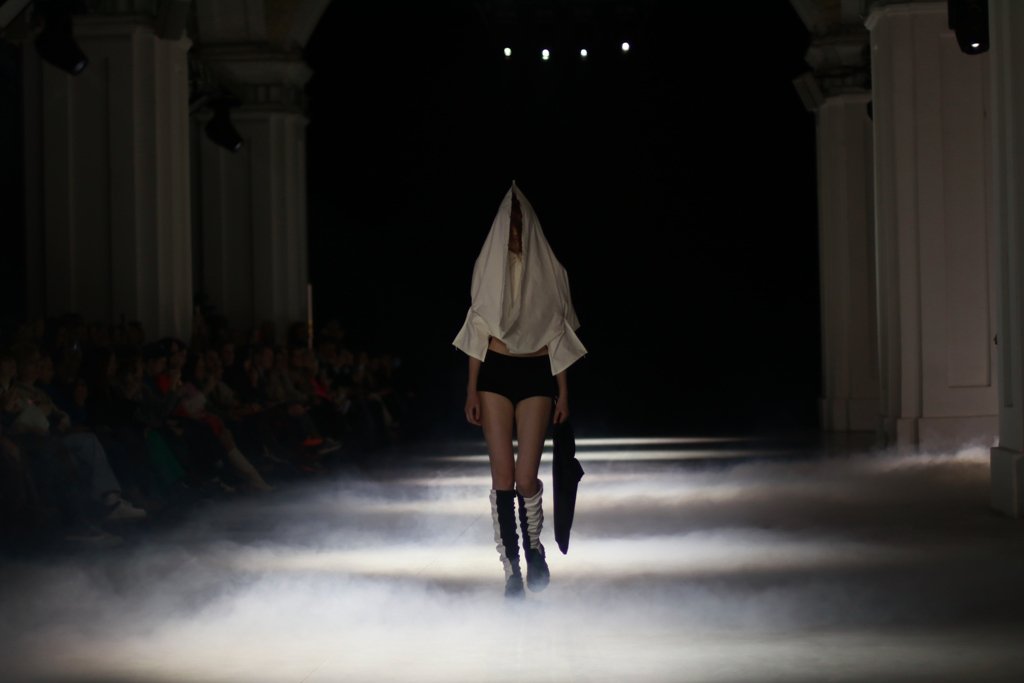 Дуальность и скрытые смыслы: бренд DZHUS устроил показ-перформанс на Ukrainian Fashion Week FW22-23 3
