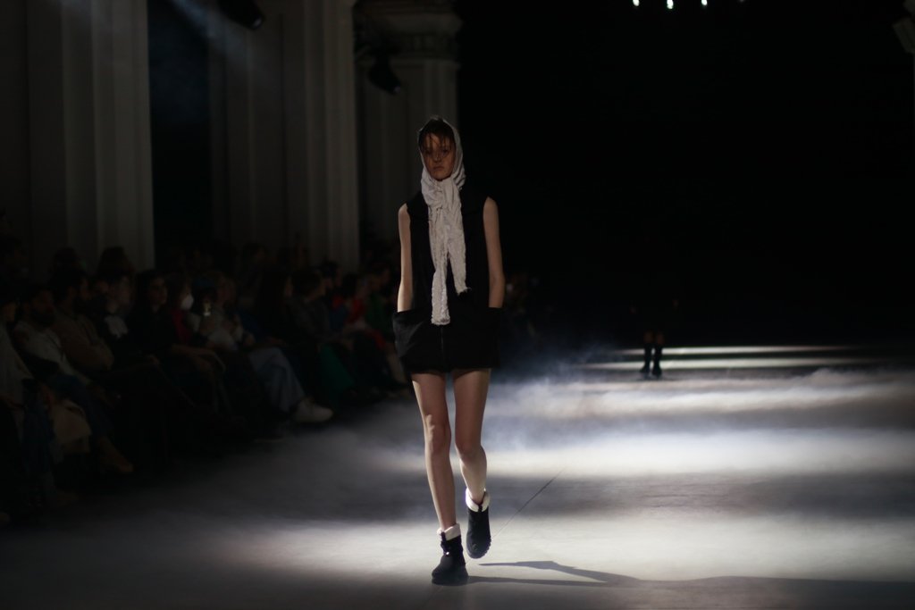 Дуальность и скрытые смыслы: бренд DZHUS устроил показ-перформанс на Ukrainian Fashion Week FW22-23 4