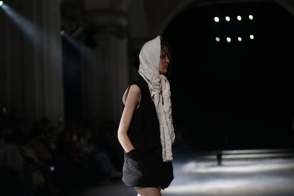 Дуальность и скрытые смыслы: бренд DZHUS устроил показ-перформанс на Ukrainian Fashion Week FW22-23 5