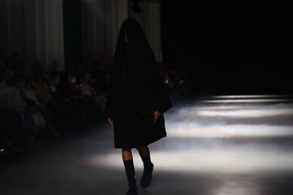 Дуальность и скрытые смыслы: бренд DZHUS устроил показ-перформанс на Ukrainian Fashion Week FW22-23 6