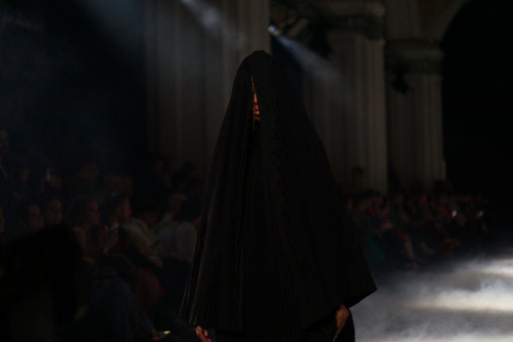 Дуальность и скрытые смыслы: бренд DZHUS устроил показ-перформанс на Ukrainian Fashion Week FW22-23 7