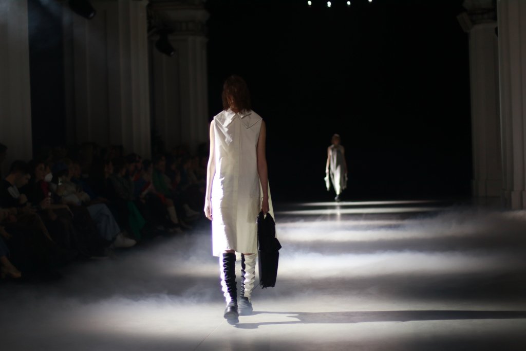 Дуальность и скрытые смыслы: бренд DZHUS устроил показ-перформанс на Ukrainian Fashion Week FW22-23 8