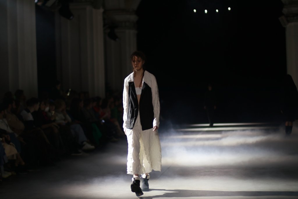 Дуальность и скрытые смыслы: бренд DZHUS устроил показ-перформанс на Ukrainian Fashion Week FW22-23 10