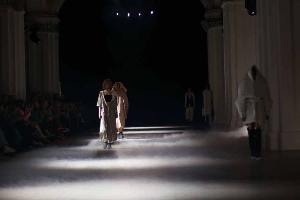 Дуальность и скрытые смыслы: бренд DZHUS устроил показ-перформанс на Ukrainian Fashion Week FW22-23 11
