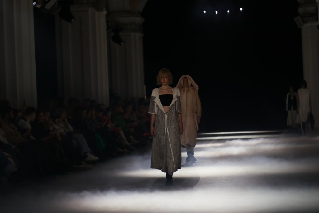 Дуальность и скрытые смыслы: бренд DZHUS устроил показ-перформанс на Ukrainian Fashion Week FW22-23 12