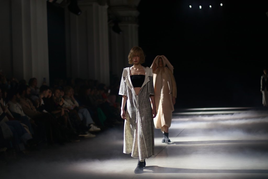 Дуальность и скрытые смыслы: бренд DZHUS устроил показ-перформанс на Ukrainian Fashion Week FW22-23 13
