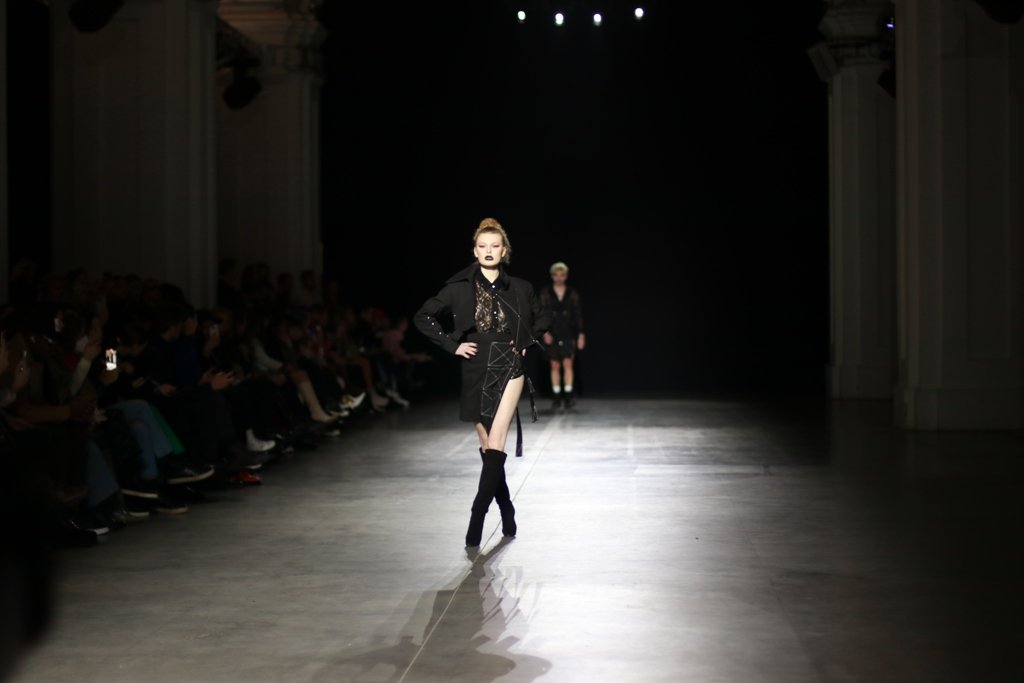 Кимоно и уличная мода: первый темнокожий украинский дизайнер Iron Thread презентовал новую коллекцию на UFW 1