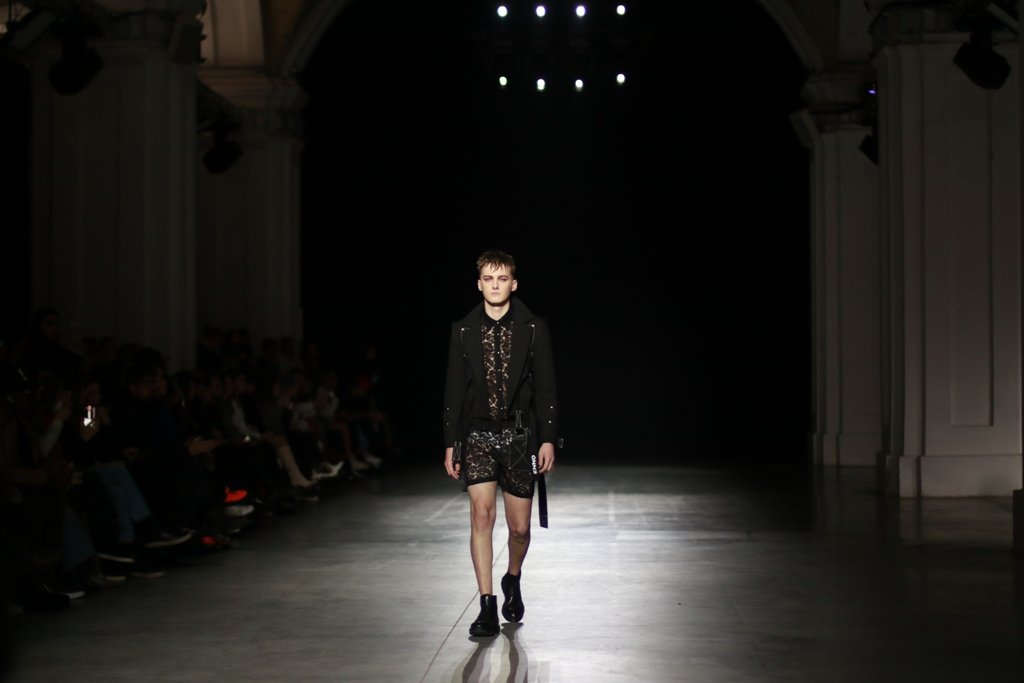 Кимоно и уличная мода: первый темнокожий украинский дизайнер Iron Thread презентовал новую коллекцию на UFW 4