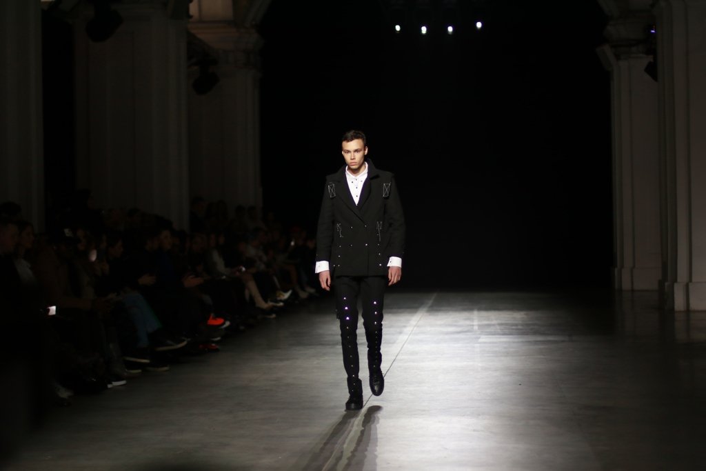 Кимоно и уличная мода: первый темнокожий украинский дизайнер Iron Thread презентовал новую коллекцию на UFW 20