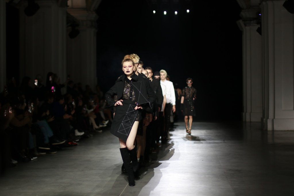 Кимоно и уличная мода: первый темнокожий украинский дизайнер Iron Thread презентовал новую коллекцию на UFW 22