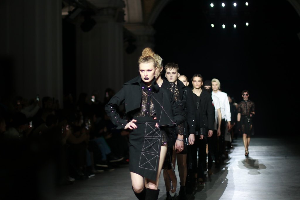 Кимоно и уличная мода: первый темнокожий украинский дизайнер Iron Thread презентовал новую коллекцию на UFW 24