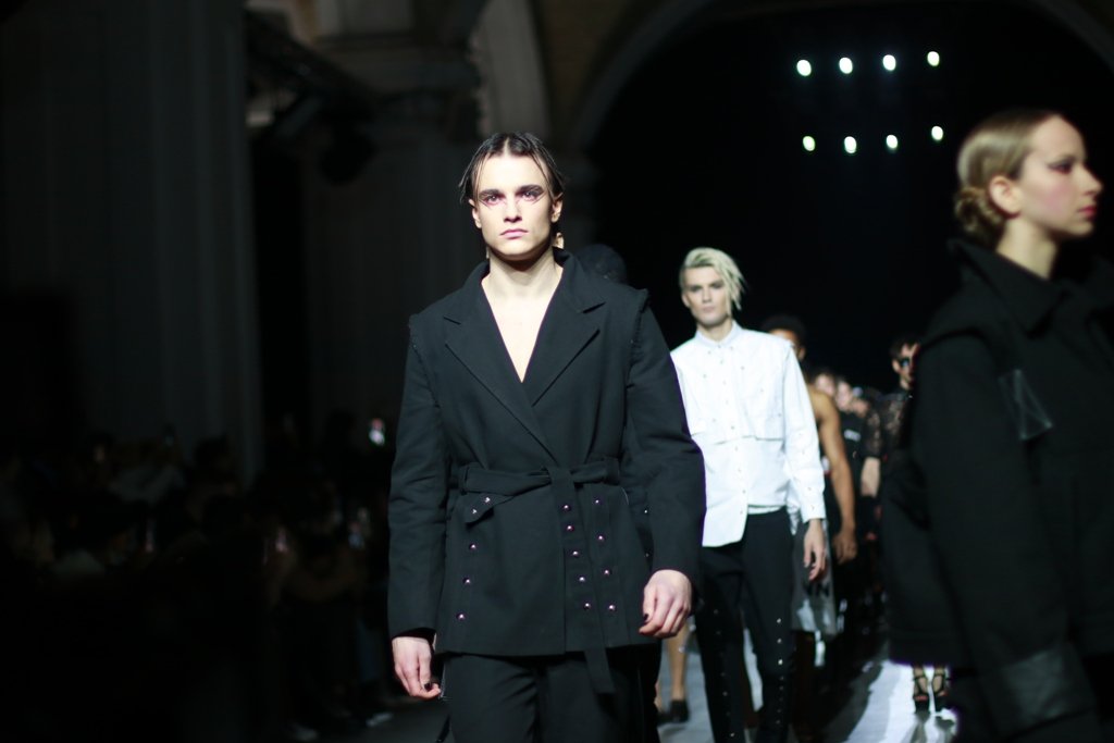 Кимоно и уличная мода: первый темнокожий украинский дизайнер Iron Thread презентовал новую коллекцию на UFW 25