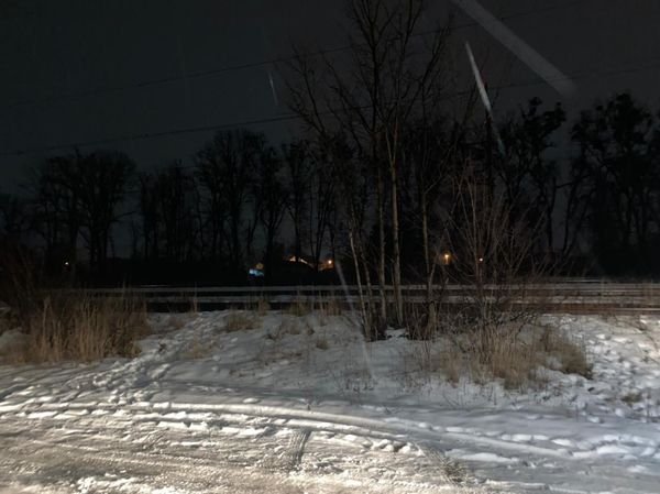 Под Киевом на жд-перегоне мужчина ради фото залез на цистерну и получил разряд током: его увезла скорая с сильными ожогами 1
