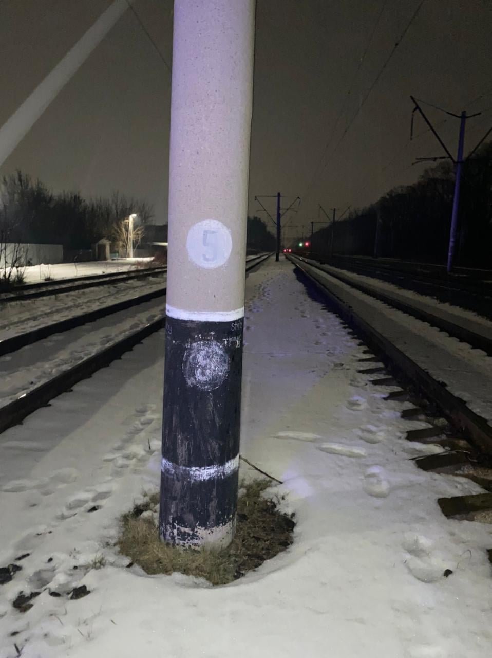 Под Киевом на жд-перегоне мужчина ради фото залез на цистерну и получил разряд током: его увезла скорая с сильными ожогами 3