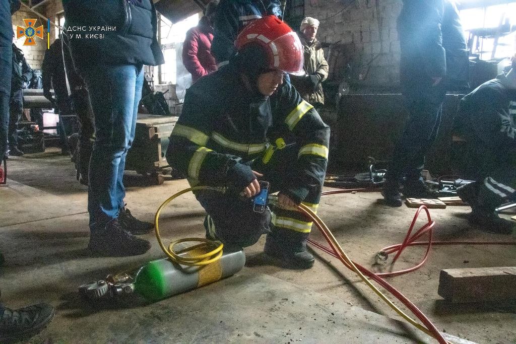 В Киеве на мужчину раздавило 9-тонным станком: его тело доставали спасатели 1