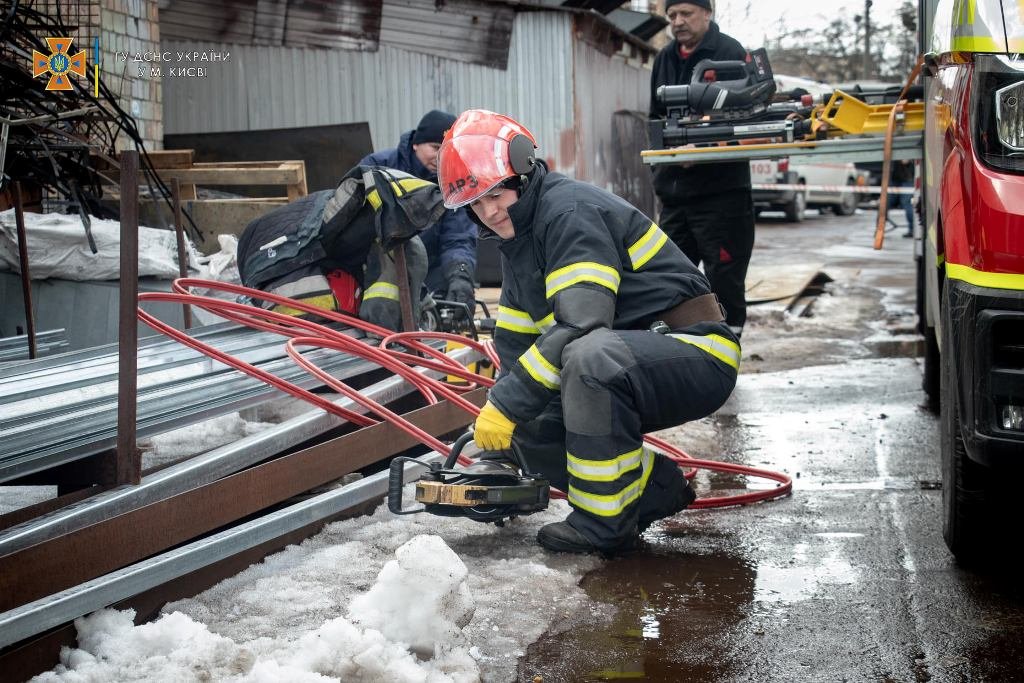 В Киеве на мужчину раздавило 9-тонным станком: его тело доставали спасатели 2