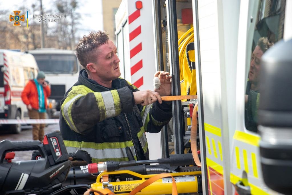 В Киеве на мужчину раздавило 9-тонным станком: его тело доставали спасатели 3