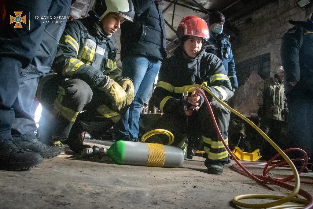 В Киеве на мужчину раздавило 9-тонным станком: его тело доставали спасатели 4