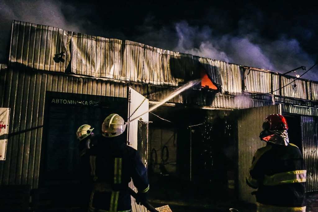 В Киеве сгорела автомойка 9