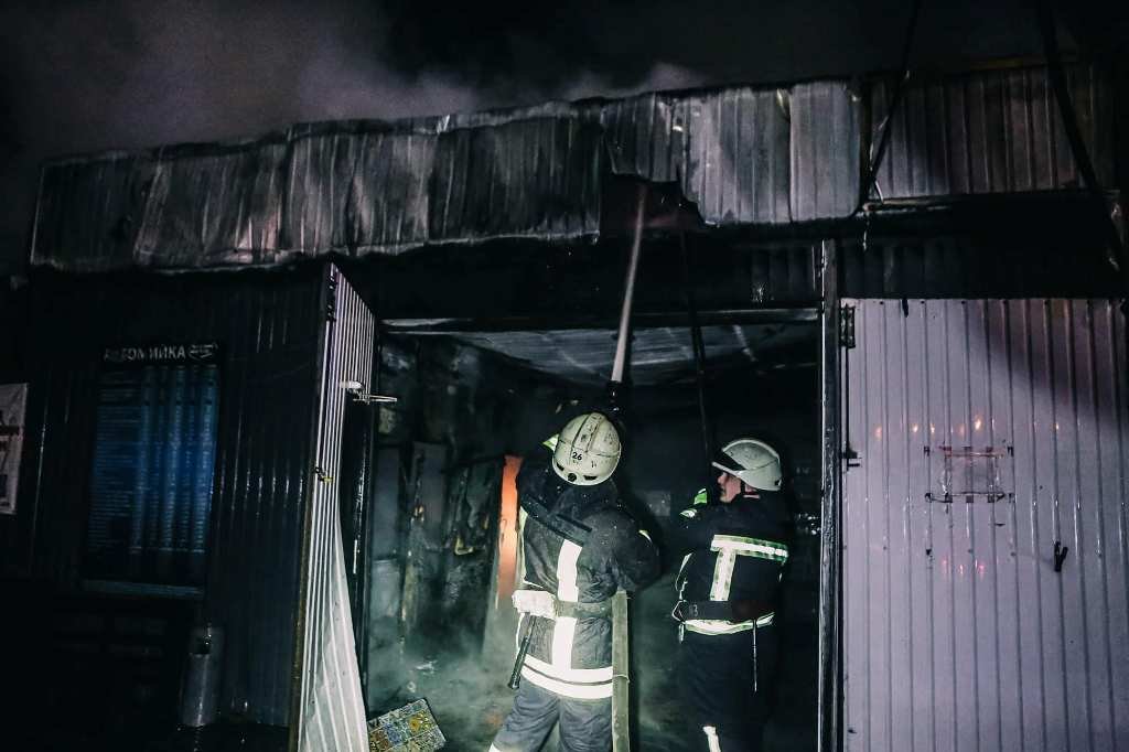 В Киеве сгорела автомойка 14