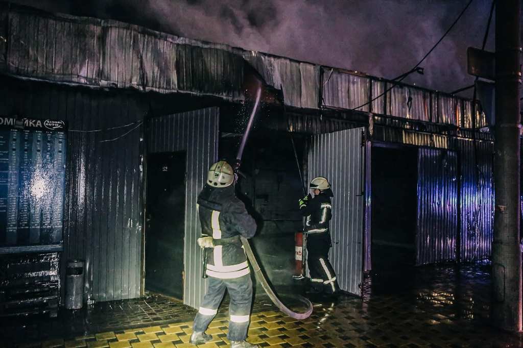 В Киеве сгорела автомойка 15