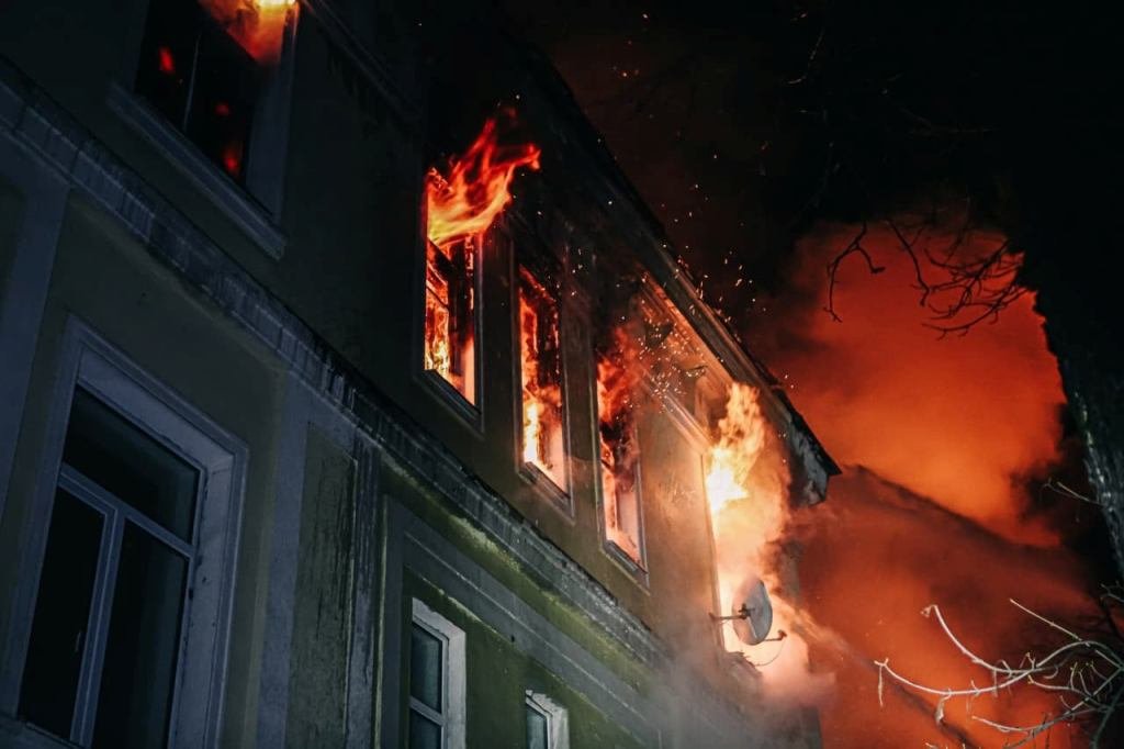 В Киеве сгорела гимназия: масштабный пожар тушили 3 часа 1