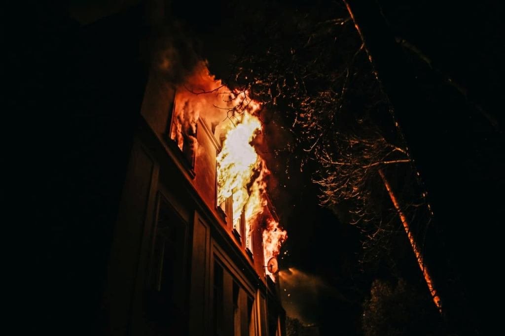 В Киеве сгорела гимназия: масштабный пожар тушили 3 часа 2