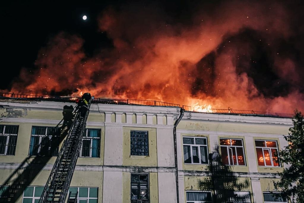 В Киеве сгорела гимназия: масштабный пожар тушили 3 часа 3