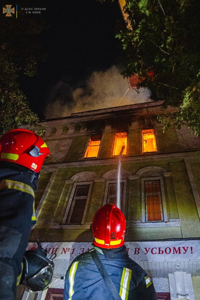 В Киеве сгорела гимназия: масштабный пожар тушили 3 часа 5