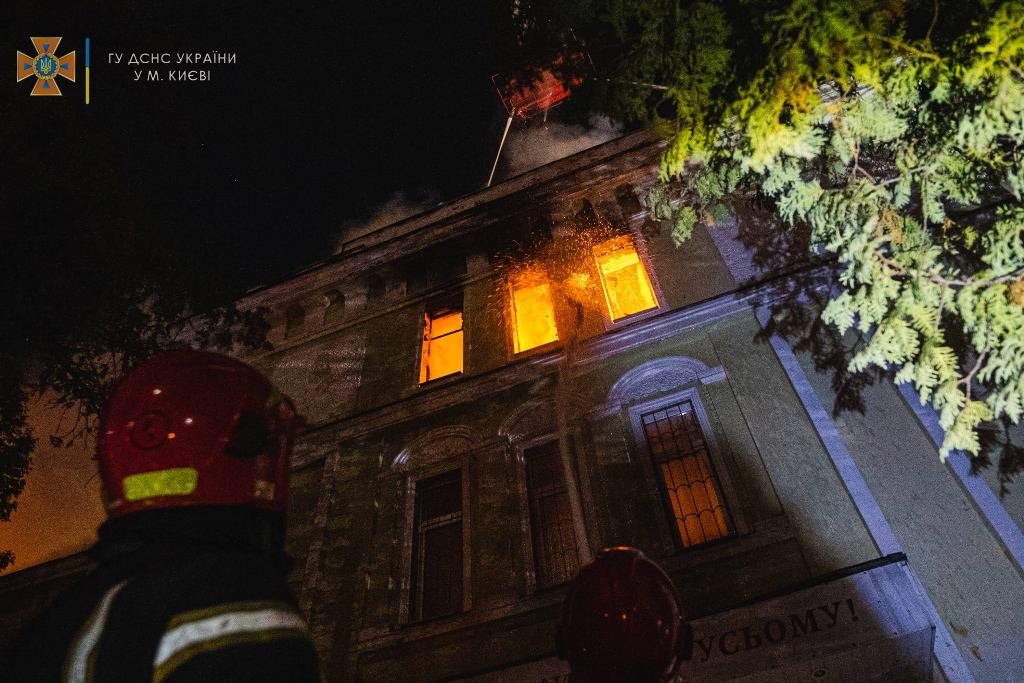 В Киеве сгорела гимназия: масштабный пожар тушили 3 часа 6