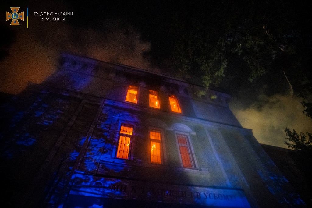В Киеве сгорела гимназия: масштабный пожар тушили 3 часа 8