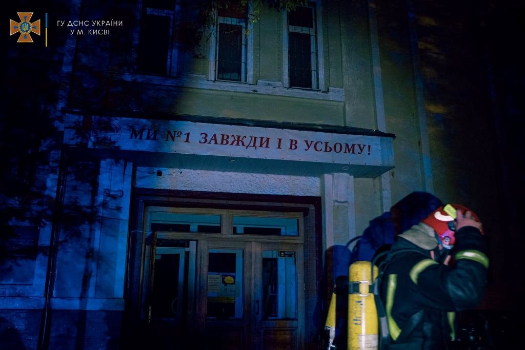 В Киеве сгорела гимназия: масштабный пожар тушили 3 часа 9