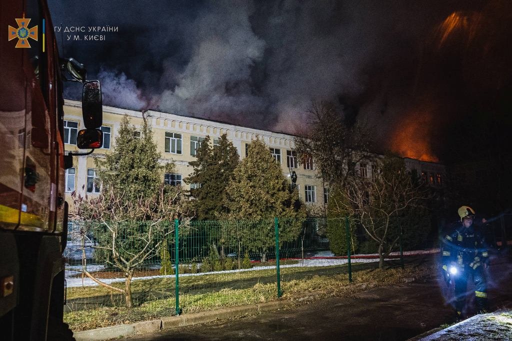 В Киеве сгорела гимназия: масштабный пожар тушили 3 часа 10