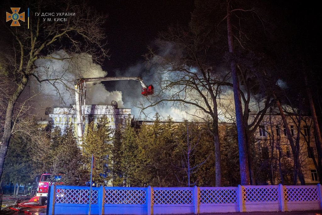 В Киеве сгорела гимназия: масштабный пожар тушили 3 часа 11