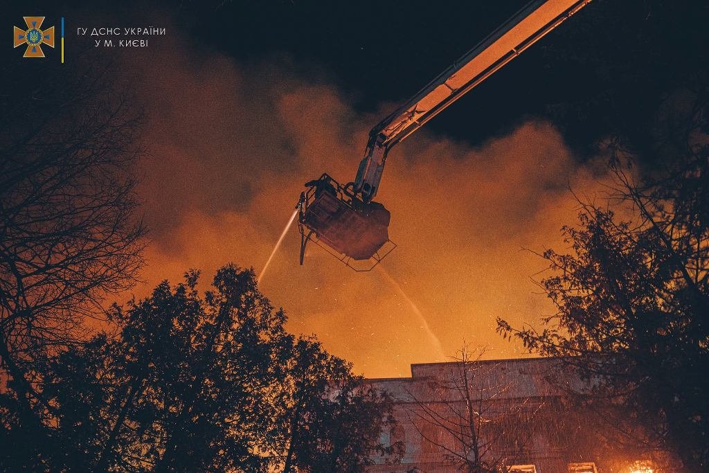 В Киеве сгорела гимназия: масштабный пожар тушили 3 часа 12