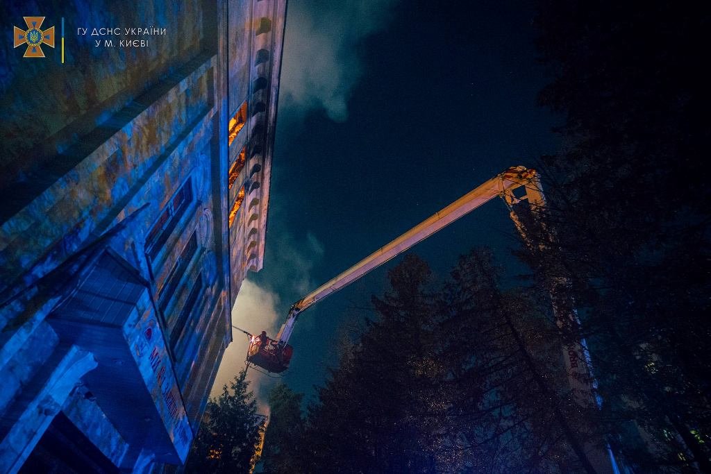 В Киеве сгорела гимназия: масштабный пожар тушили 3 часа 13